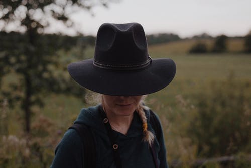 女人站在树和草附近 · 免费素材图片