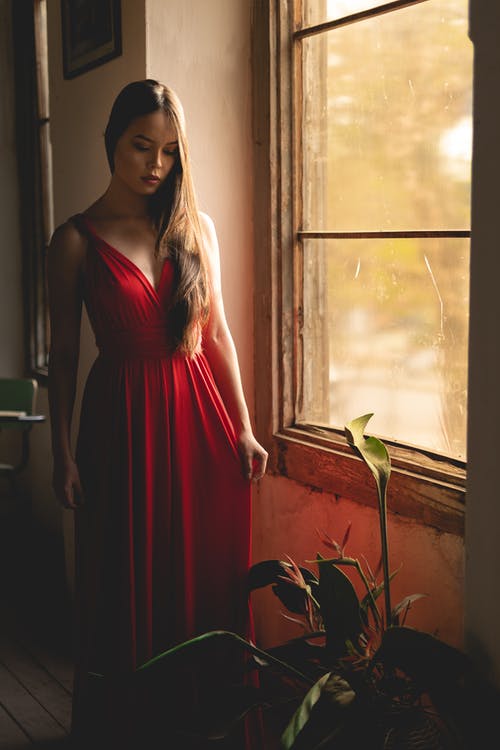 站在窗户旁边的女人 · 免费素材图片