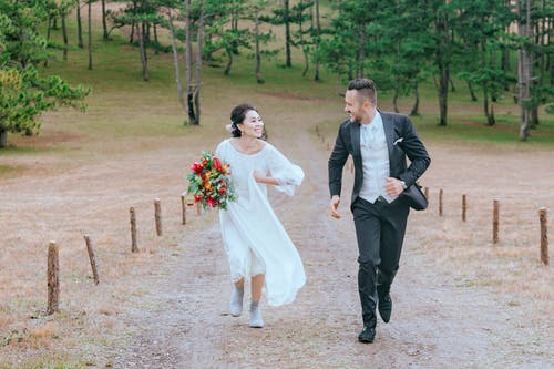 新娘和新郎跑步 · 免费素材图片