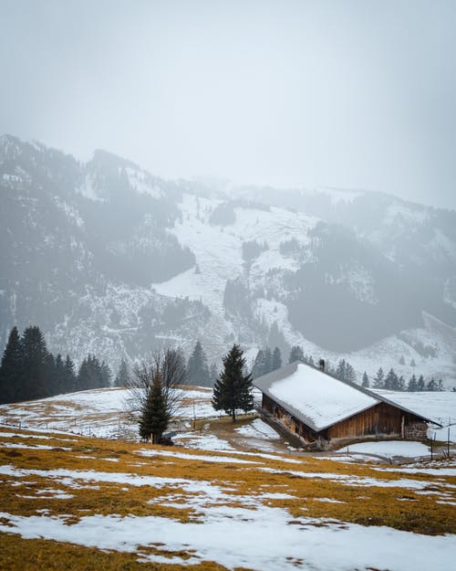 在白雪覆盖的山附近的房子 · 免费素材图片