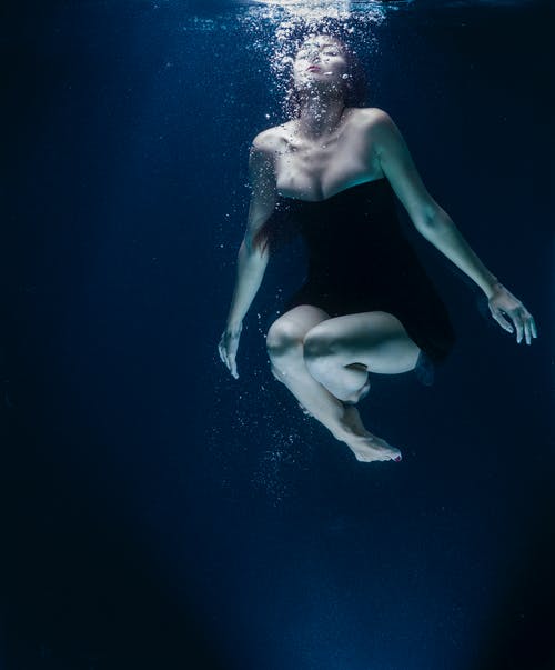 水下黑裙的女人 · 免费素材图片
