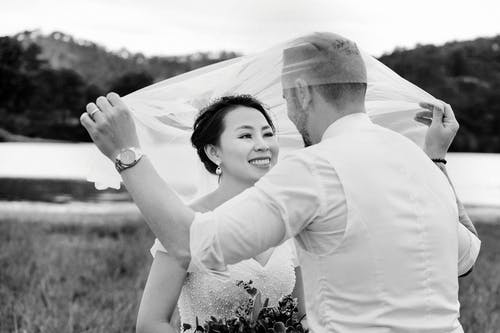 男人和女人的灰度照片 · 免费素材图片