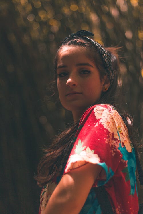 红色和粉红色的花顶的女人 · 免费素材图片