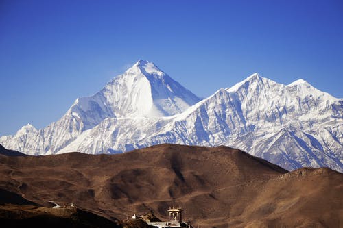 白天的土壤和冰川山脉 · 免费素材图片