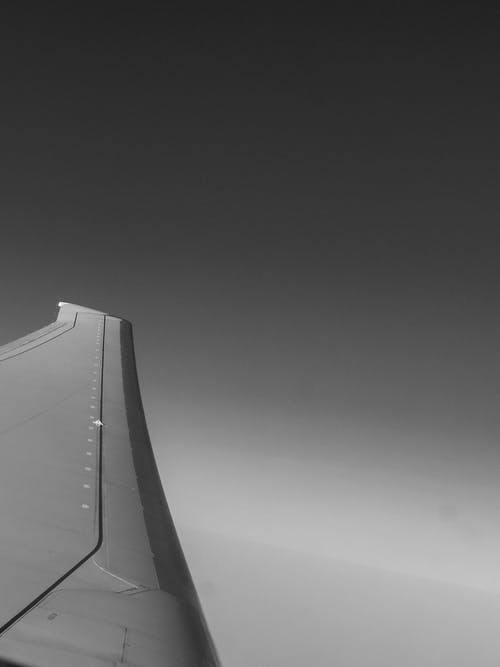 客机机翼的灰度照片 · 免费素材图片