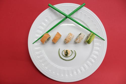 寿司用绿色筷子的白色陶瓷板上 · 免费素材图片