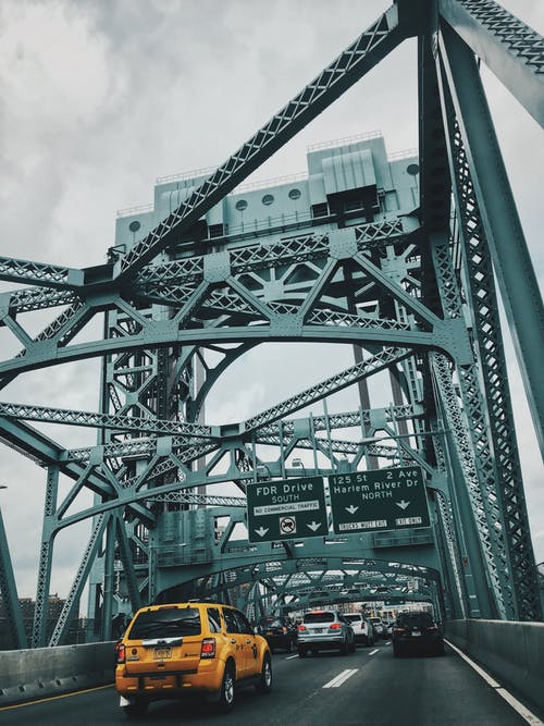 桥上的黄色suv · 免费素材图片