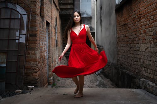 穿红裙子的女人的选择性聚焦摄影 · 免费素材图片