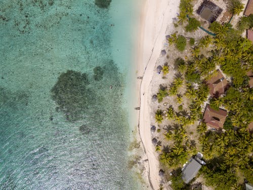 海滩和小屋的鸟瞰图 · 免费素材图片
