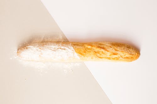白色表面上的面包 · 免费素材图片