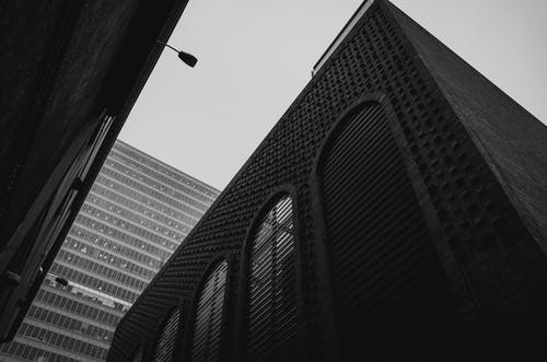 混凝土城市高层建筑的低角度摄影 · 免费素材图片