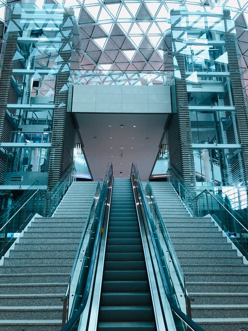 自动扶梯和楼梯的照片 · 免费素材图片