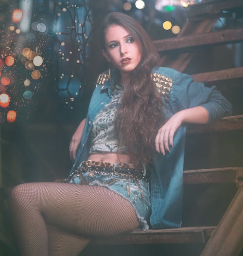 坐在楼梯上的女人 · 免费素材图片