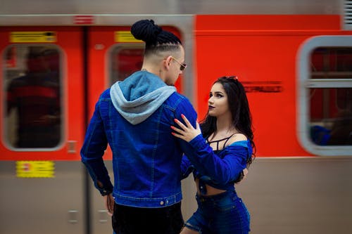 火车旁边的情侣 · 免费素材图片