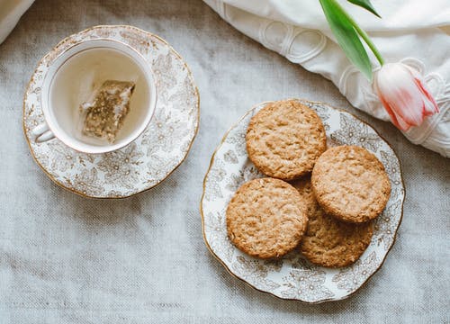 茶杯旁边碗上的圆形饼干 · 免费素材图片