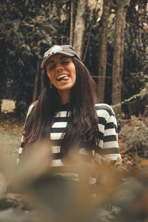 白色和黑色条纹衬衫的女人 · 免费素材图片