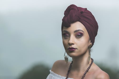 头戴红色头饰的女人 · 免费素材图片