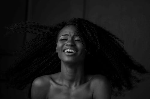 微笑的女人的灰度摄影 · 免费素材图片