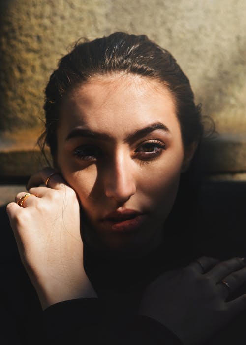 黑色长袖衬衫的女人 · 免费素材图片