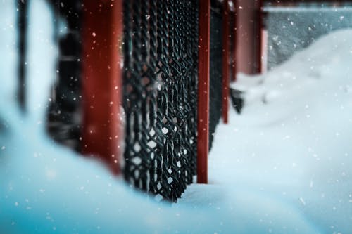 包围着雪的黑金属门的选择性聚焦摄影 · 免费素材图片