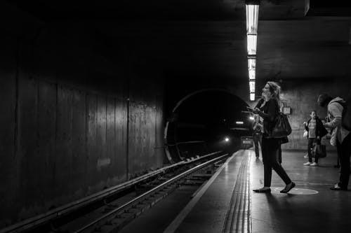 站在地铁里的人的单色照片 · 免费素材图片