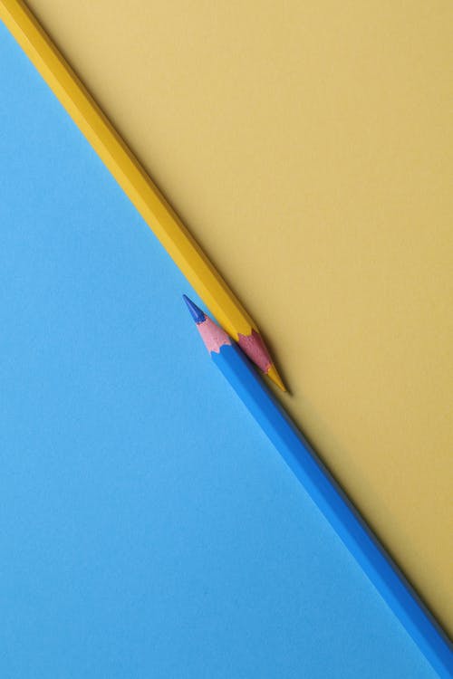 黄色和蓝色的彩色铅笔 · 免费素材图片
