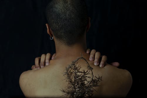 背上的植物的女人 · 免费素材图片