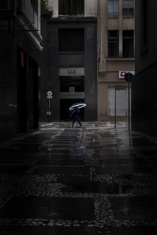 在巷子里走的人的照片 · 免费素材图片