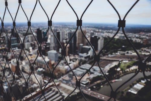 城市上空的黑链链接围栏 · 免费素材图片