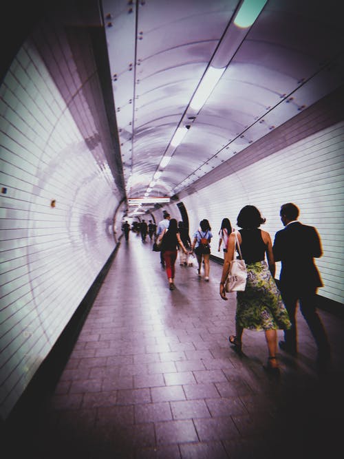 一群人沿着火车走廊走 · 免费素材图片