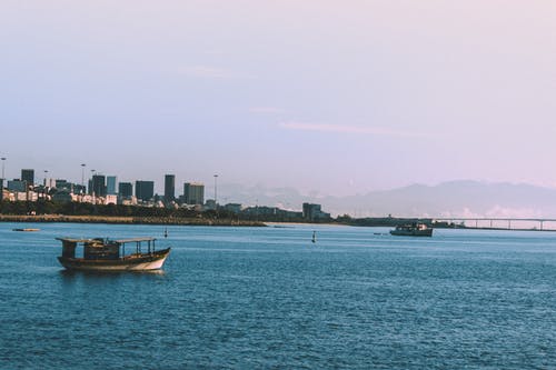 船在水面上 · 免费素材图片