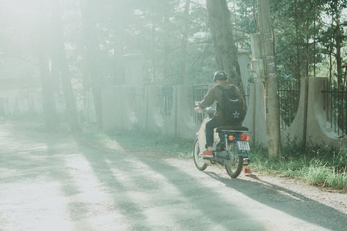 男子骑摩托车 · 免费素材图片