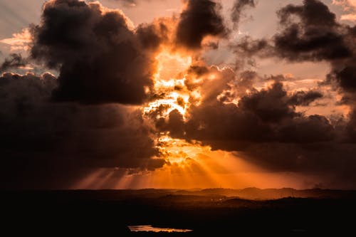 云下水体的剪影形象 · 免费素材图片