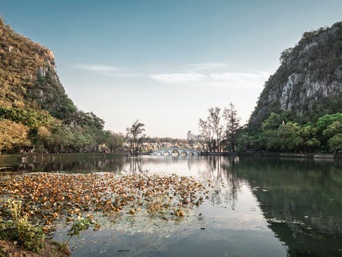 山间水体的风景摄影 · 免费素材图片