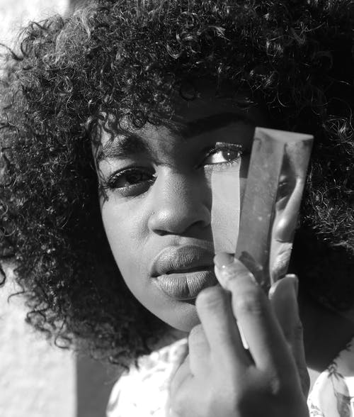 女人的灰度摄影 · 免费素材图片