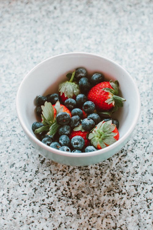 蓝莓果白陶瓷碗 · 免费素材图片