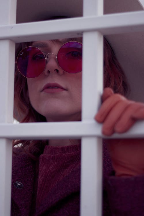 站在白色金属门旁边的女人 · 免费素材图片