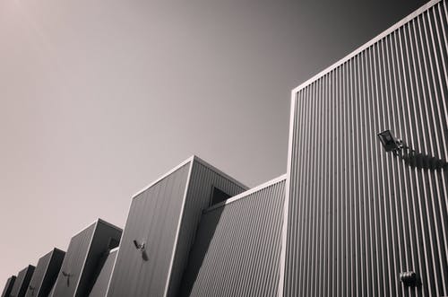 建筑物的灰度照片 · 免费素材图片
