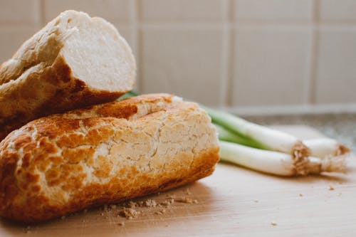 切片面包和洋葱泄漏 · 免费素材图片