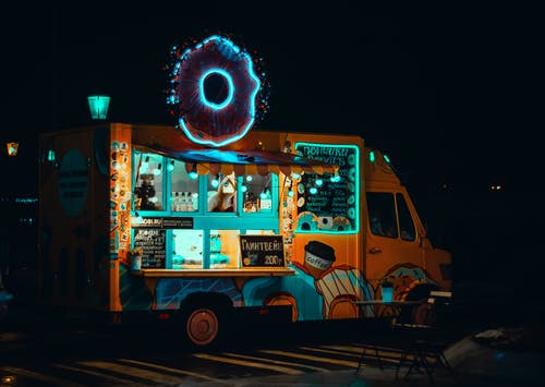 橙色食品卡车 · 免费素材图片