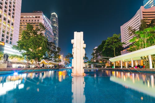 喷泉和高层建筑 · 免费素材图片