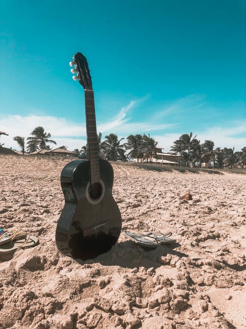 吉他在沙滩上 · 免费素材图片