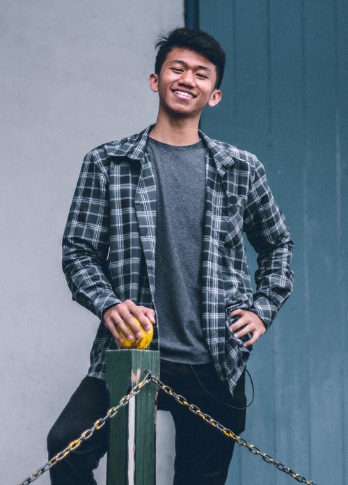 男子站在铁轨上 · 免费素材图片