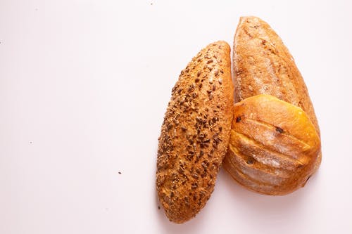 白色表面上的三个面包 · 免费素材图片