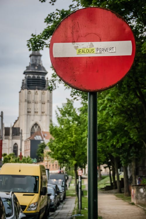 红色和黑色金属标牌柱 · 免费素材图片