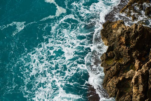 岩层旁水体的航拍 · 免费素材图片