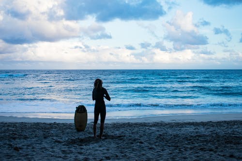 站在海边的人 · 免费素材图片