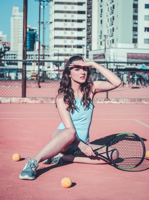 女人拿着网球拍 · 免费素材图片