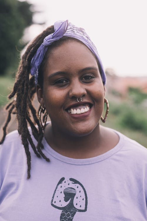 微笑的女人，穿着紫色的衬衫 · 免费素材图片