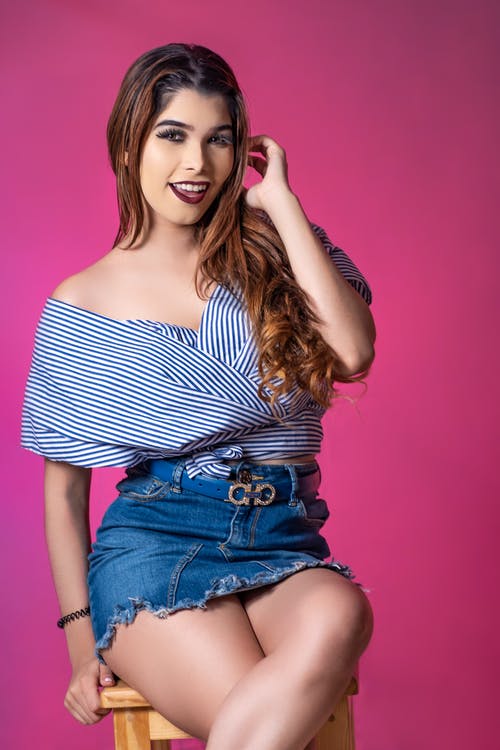 女人坐在棕色凳子上 · 免费素材图片